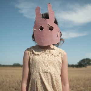 Run Rubbit Run: Lily La Torre indossa una maschera da coniglio