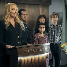 The Power: Toni Collette e la sua famiglia in una scena