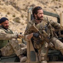 The Covenant: Dar Salim e Jake Gyllenhaal in una scena