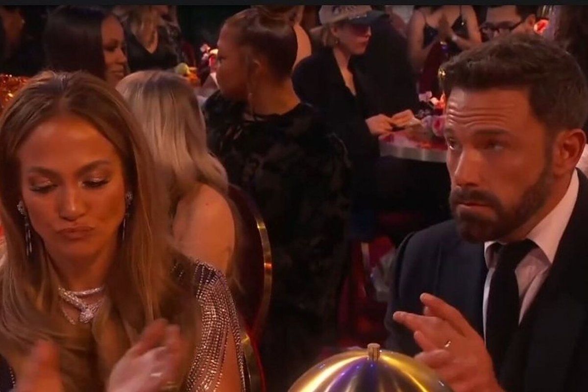 Ben Affleck non era annoiato ai Grammy Awards 2023 ecco che cos'è accaduto