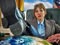 Cunk on Earth, la recensione: falsi documentari per risate reali