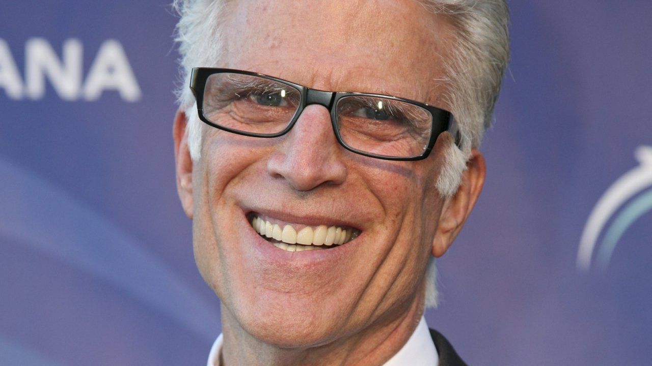 Mike Schur e Ted Danson avrebbero ricevuto un sacco di offerte per la loro nuova serie comedy The Mole Agent