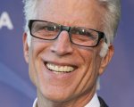 Mike Schur e Ted Danson avrebbero ricevuto un sacco di offerte per la loro nuova serie comedy The Mole Agent