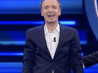 Sanremo 2023: Roberto Benigni apre il festival, ma è polemica per il compenso