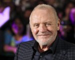 Anthony Hopkins e l'attore di Top Gun Glen Powell nell'action thriller Locked