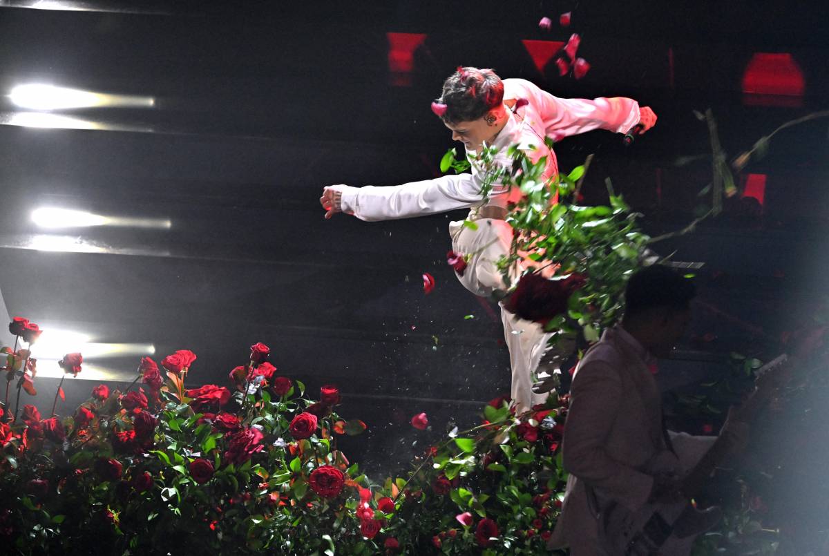 Sanremo 2023, Blanco distrugge la scenografia e il pubblico dell'Ariston lo fischia (VIDEO)