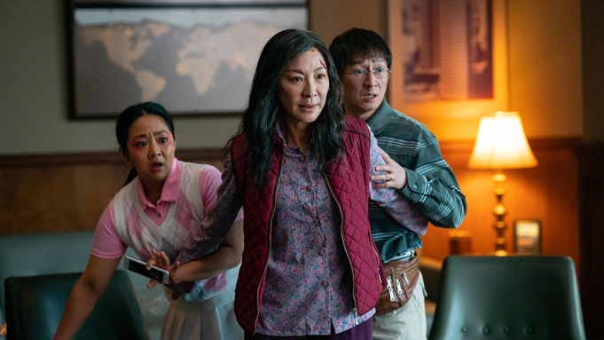 Michelle Yeoh, prima di Everything Everywhere All At Once le consigliavano di ritirarsi: 'No, decido io'