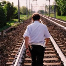 Gigi la legge: Pier luigi Mecchia in una scena lungo i binari