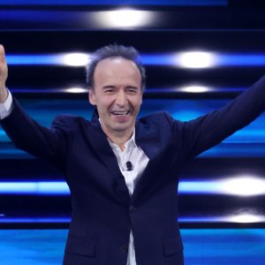 Sanremo 2023: Roberto Benigni sul palco dell'Ariston nella prima serata