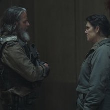 The Last of Us: Melanie Lynskey e Jeffrey Pierce in una scena del quinto episodio