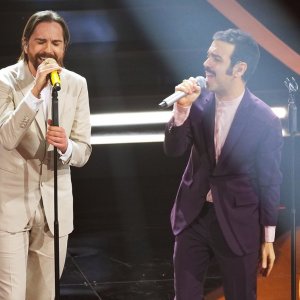 Sanremo 2023: Colapesce e Dimartino sul palco dell'Ariston nella seconda serata