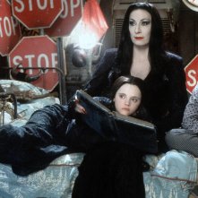 La famiglia Addams: Christina Ricci, Anjelica Huston, Jimmy Workmanuna scena del film