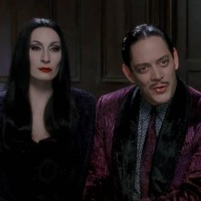 La famiglia Addams: Raul Julia, Anjelica Huston in una sequenza