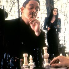La famiglia Addams: Raul Julia, Anjelica Huston in una foto
