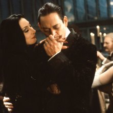 La famiglia Addams: Raul Julia, Anjelica Huston in un momento del film