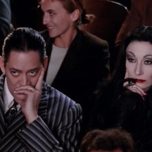 La famiglia Addams: Raul Julia, Anjelica Huston in una scena del film