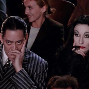 La famiglia Addams: Raul Julia, Anjelica Huston in una scena del film