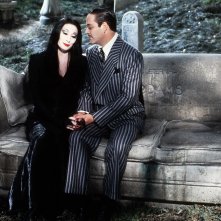 La famiglia Addams: Raul Julia, Anjelica Huston in un'immagine