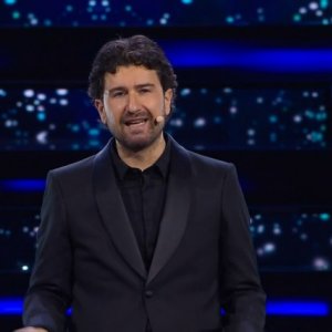 Sanremo 2023: Alessandro Siani ospite della terza serata