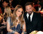 Jennifer Lopez prende in giro la faccia 'annoiata' di Ben Affleck ai Grammy Awards