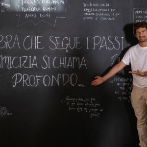 Tramite amicizia: Alessandro Siani in una scena del film