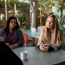 Truth Be Told: Octavia Spencer e Kate Hudson in una scena della serie