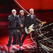 Sanremo 2023: Gli Articoli 31 con Fedez in un momento della quarta serata