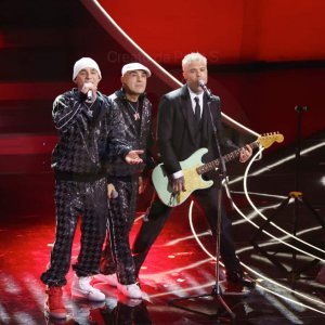 Sanremo 2023: Gli Articoli 31 con Fedez in un momento della quarta serata