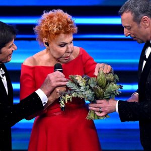 Sanremo 2023: Ornella Vanoni con Gianni Morandi e Amadeus nella serata finale
