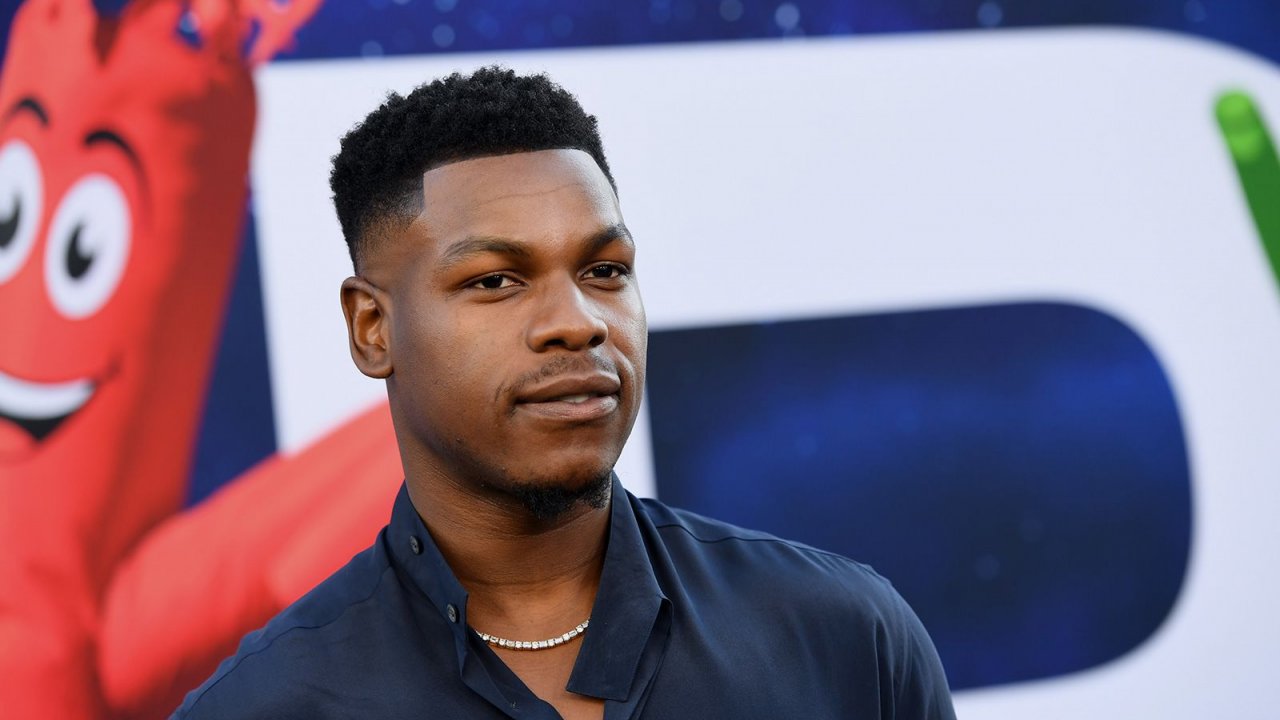 John Boyega risponde al rifiuto di Idris Elba di definirsi un attore nero: 'Dobbiamo agire su chi etichetta'