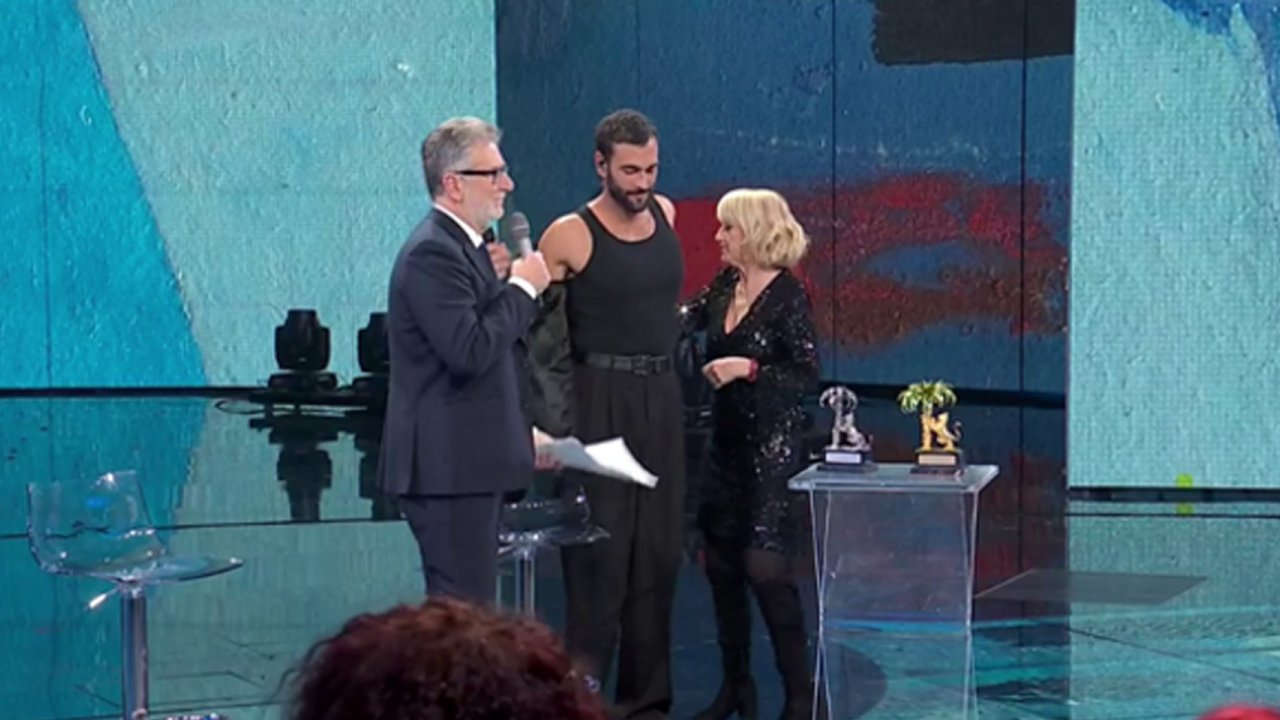 Che Tempo che Fa: Luciana Littizzetto 'spoglia' Marco Mengoni (VIDEO)