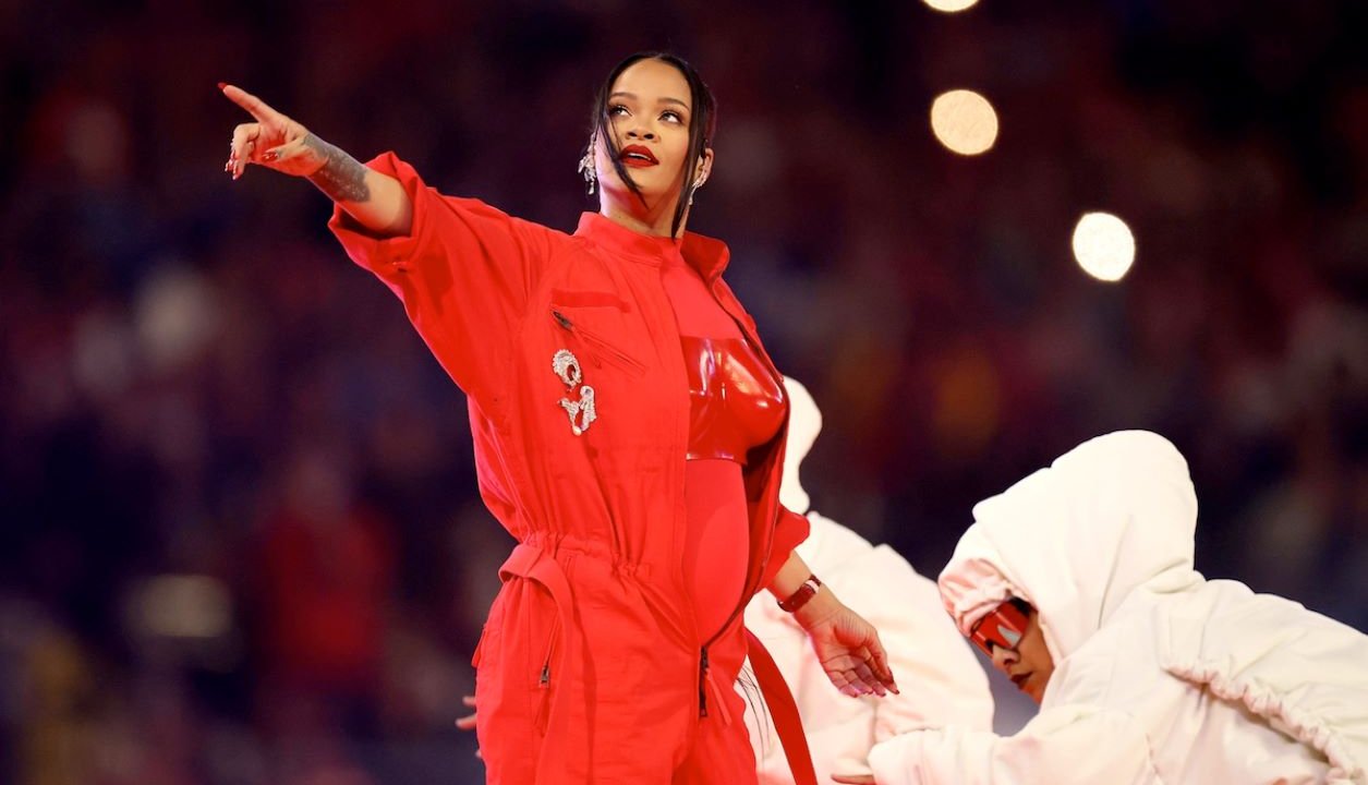 Rihanna è di nuovo incinta: la spettacolare esibizione al Super Bowl (VIDEO)