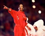 Rihanna è di nuovo incinta: la spettacolare esibizione al Super Bowl (VIDEO)