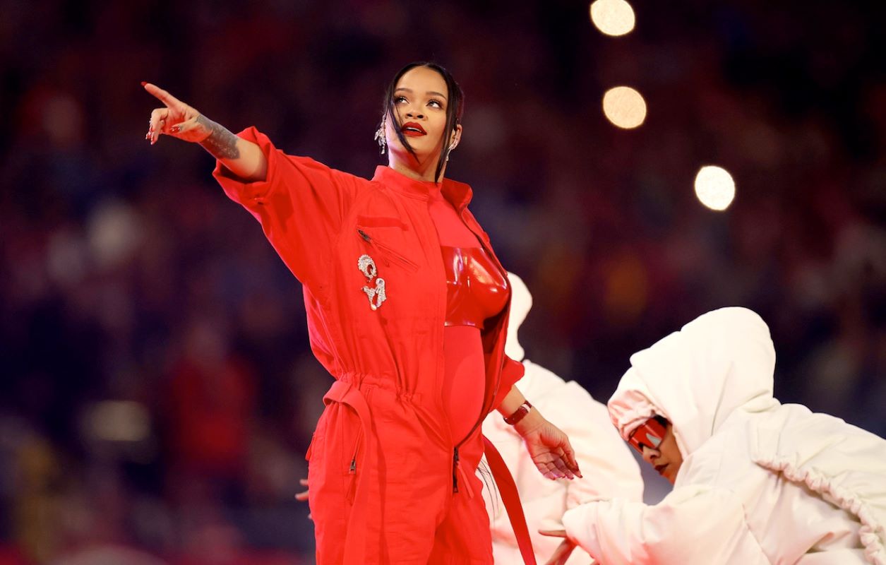 Rihanna è di nuovo incinta: la spettacolare esibizione al Super Bowl (VIDEO)