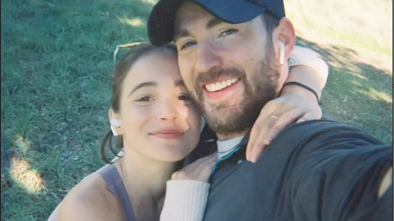 Chris Evans condivide nuove foto e video con la fidanzata Alba Baptista per festeggiare San Valentino