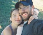 Chris Evans condivide nuove foto e video con la fidanzata Alba Baptista per festeggiare San Valentino