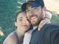 Chris Evans condivide nuove foto e video con la fidanzata Alba Baptista per festeggiare San Valentino