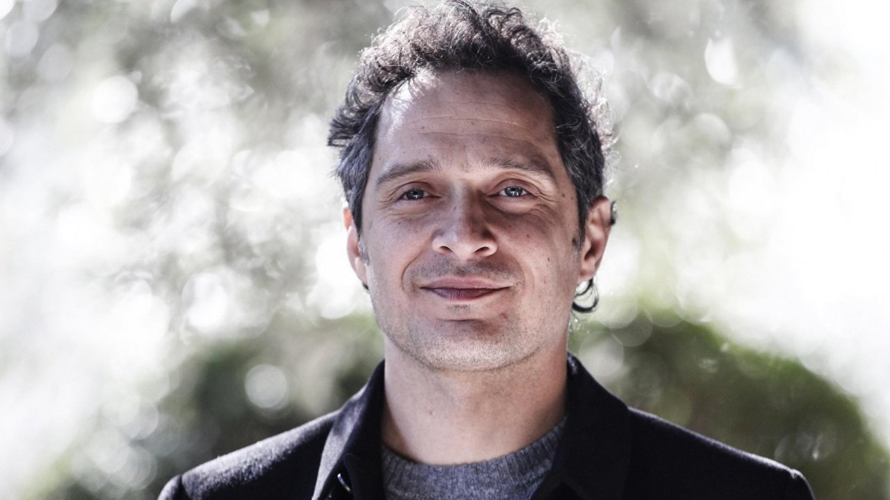 Denti da squalo: Claudio Santamaria e Virginia Raffaele nell'opera prima di Davide Gentile