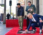 Robert Downey Jr. festeggia la stella a Jon Favreau appiccicando il suo chewing gum sulla Walk of Fame