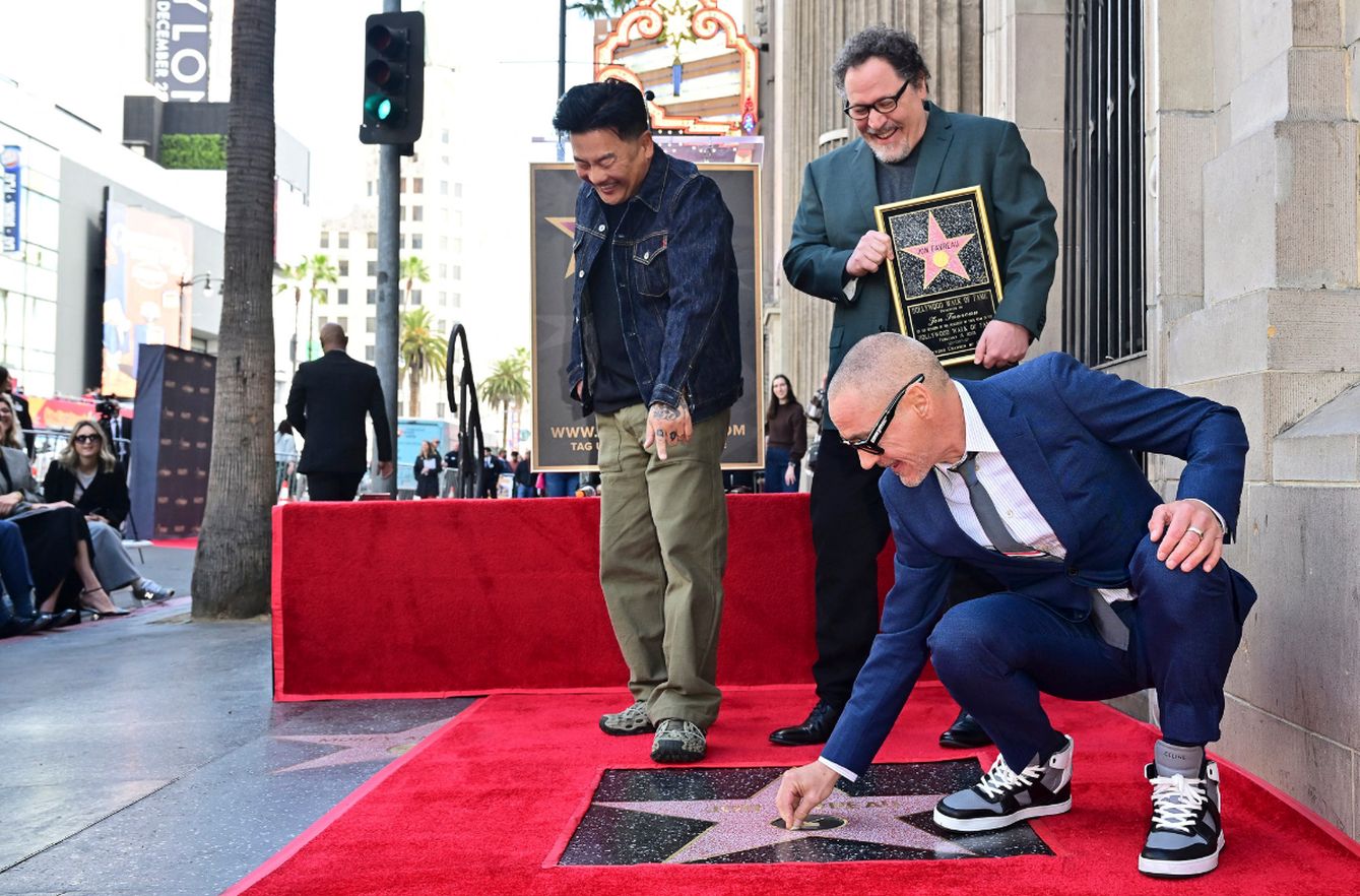 Robert Downey Jr. festeggia la stella a Jon Favreau appiccicando il suo chewing gum sulla Walk of Fame