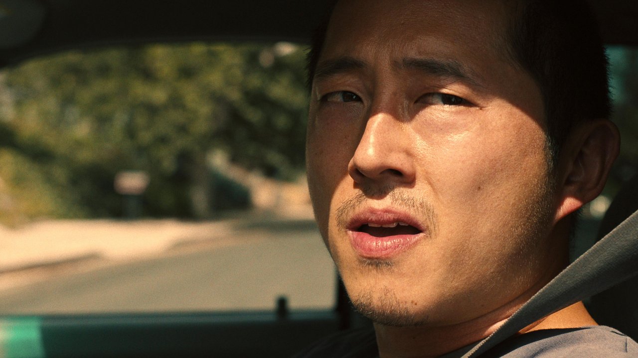 Beef: prime immagini e data d'uscita per la serie Netflix con Steven Yeun