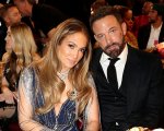 Jennifer Lopez e Ben Affleck celebrano il loro amore con un tatuaggio, scatenando l'ironia dei social