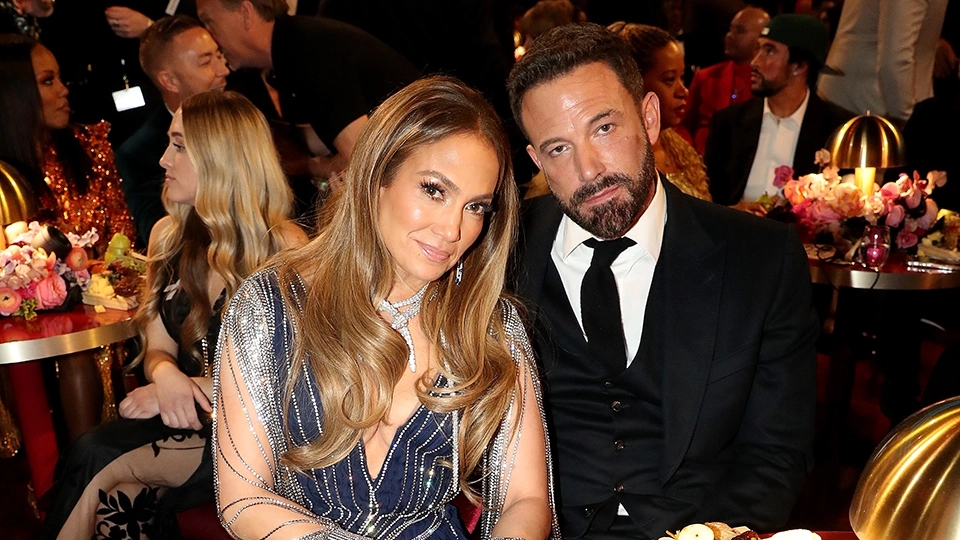 Jennifer Lopez e Ben Affleck celebrano il loro amore con un tatuaggio, scatenando l'ironia dei social