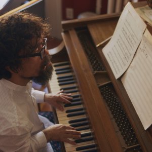 She Came to Me: Peter Dinklage in una scena del film