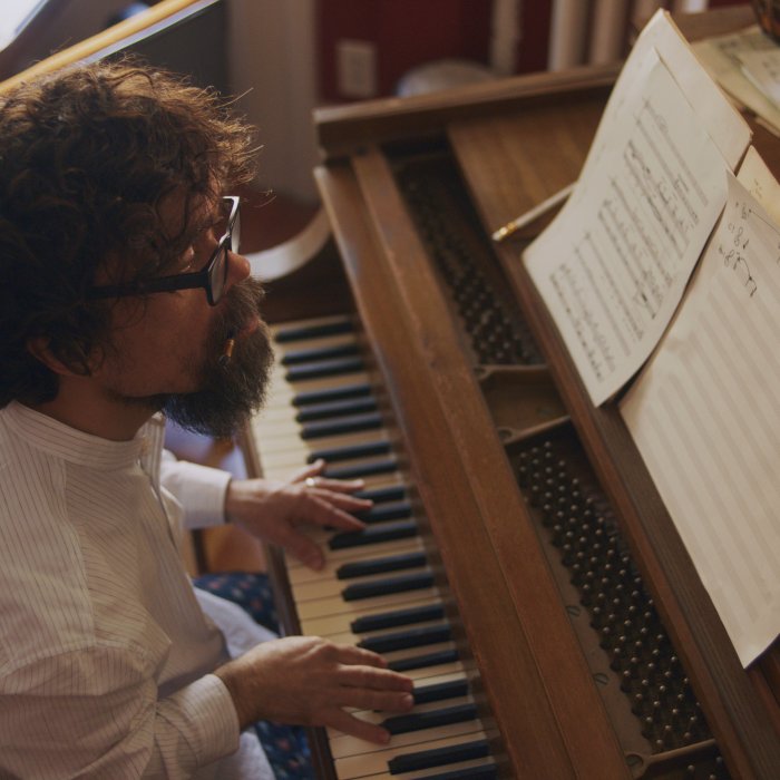 She Came to Me: Peter Dinklage in una scena del film