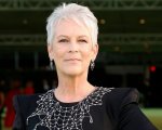 Jamie Lee Curtis, Demi Lovato e Melanie Griffith con guanti hot dog per festeggiare la nomination agli Oscar