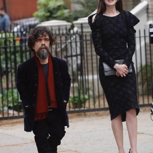 She Came to Me: Anne Hathaway e Peter Dinklage in una foto