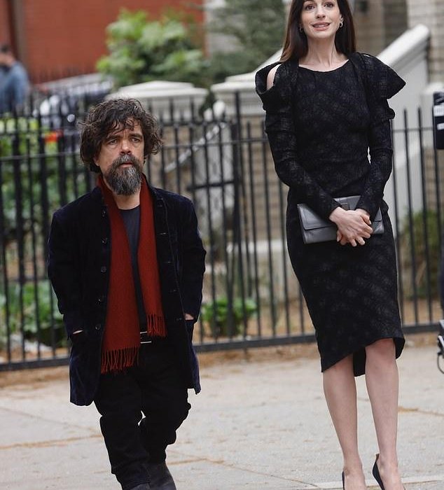 She Came to Me: Anne Hathaway e Peter Dinklage in una foto