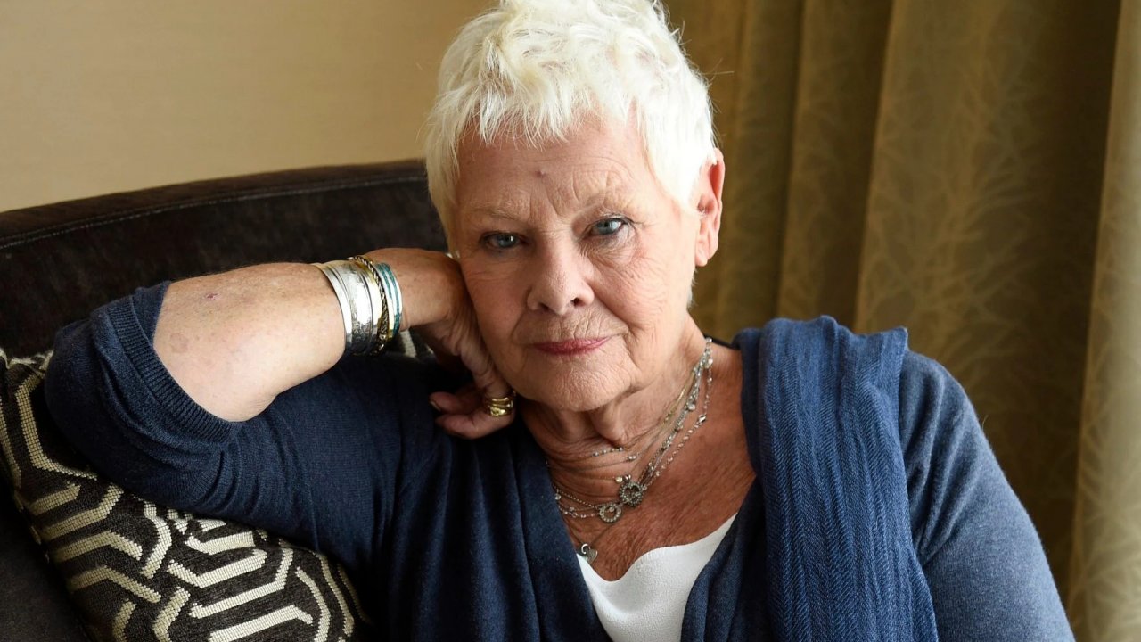 Judi Dench ha perso quasi del tutto la vista: 'Memorizzare le mie battute è quasi impossibile'