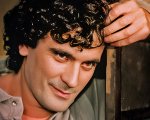 Laggiù qualcuno mi ama, la recensione: Martone racconta Troisi e parla di cinema